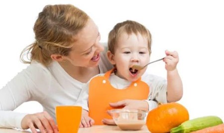 寶寶每天應該吃幾次輔食？需要什么餐具？